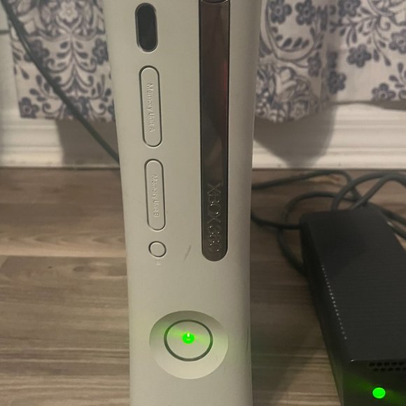 XBOX 360 Console and Wireless Adapter with 3 Games - Picture 3 of 8